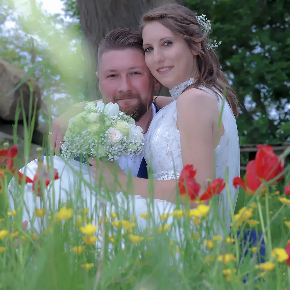 Brautpaar zwischen Blumen am Kap Arkona