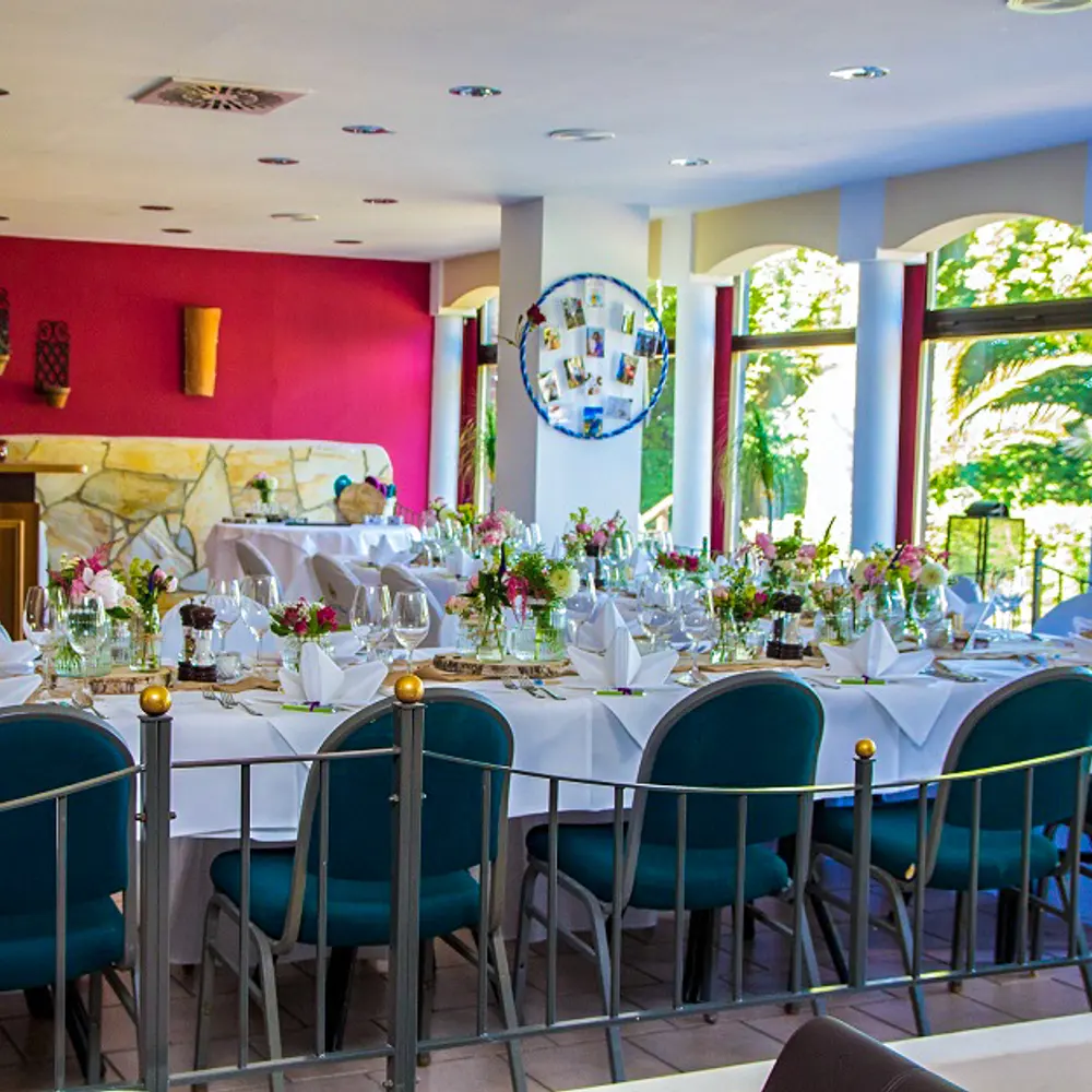 Festlich gedeckte Tafel im Restaurant Casa Blanca im Cliff Hotel