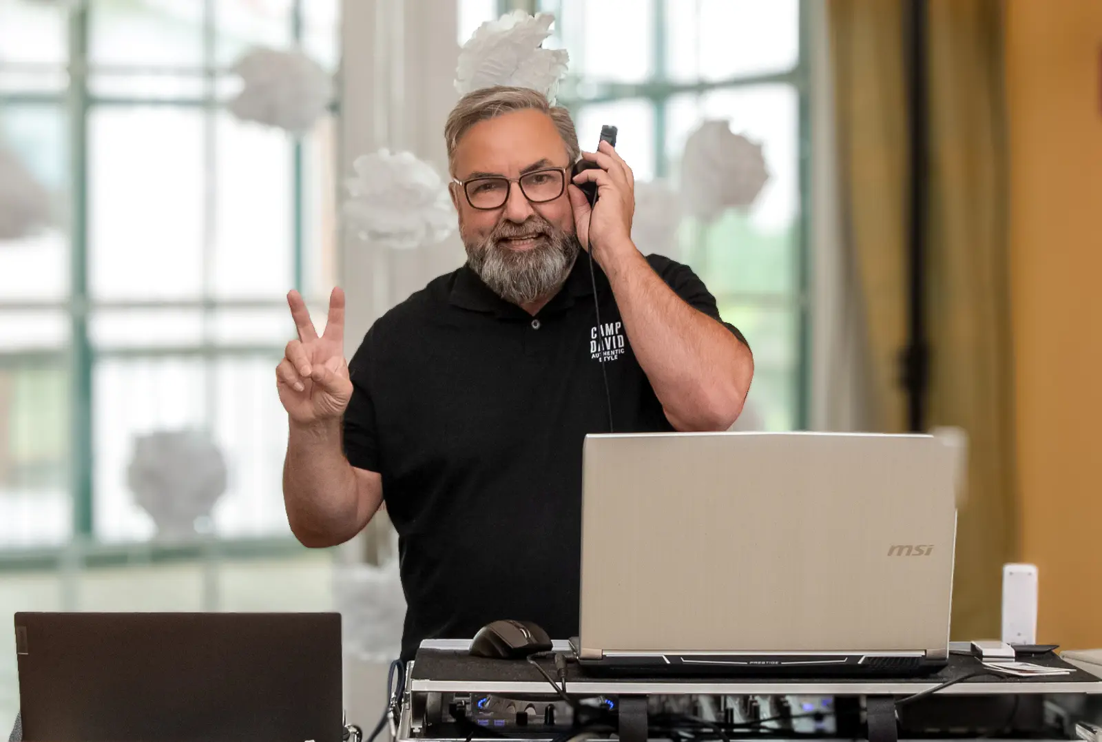 Karl-Heinz Fischer am DJ-Pult mit Laptop und Mischpult