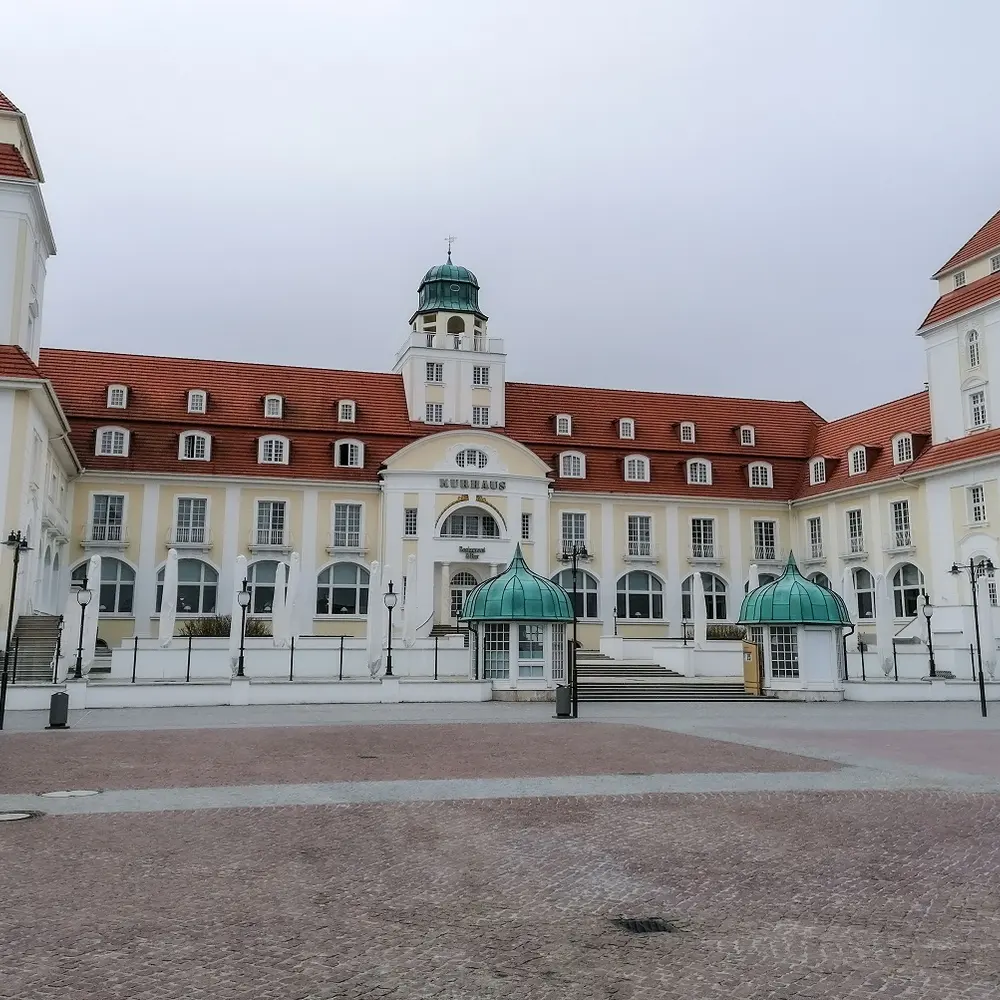 Das Kurhaus Binz an der Strandpromenade