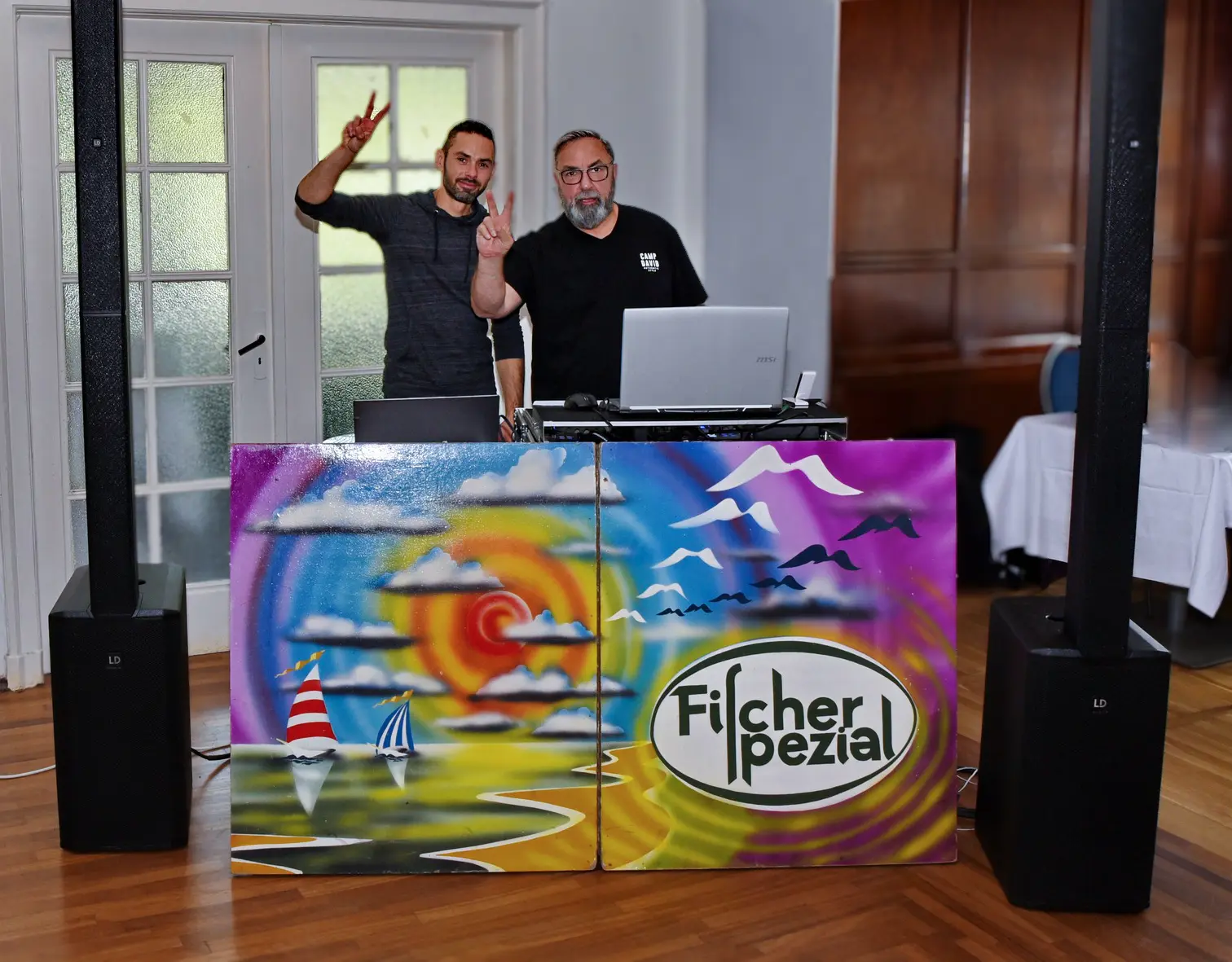 Mobile Disco von DJ Fischer Spezial mit Lautsprechern und Pult